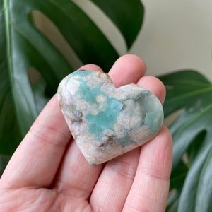 Green flower agate crystal heart carving